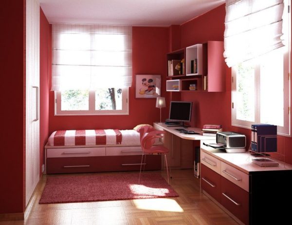 El interior de la habitación infantil en colores rojos.