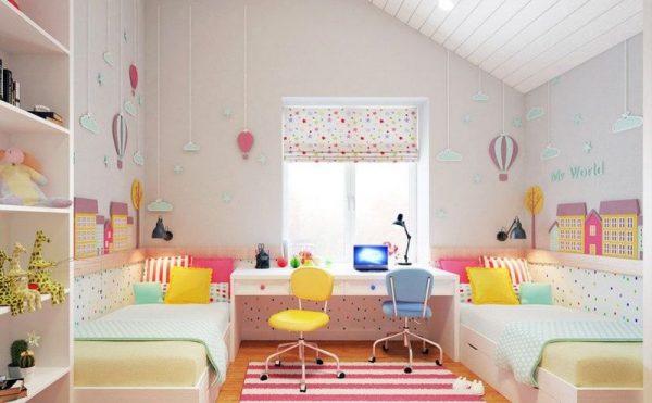 Habitación infantil con decoración luminosa.