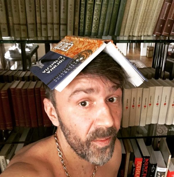 En el departamento de Sergei Shnurov hay bastantes libros.