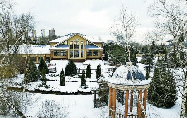 Landhuis Kirkorov in de uiterwaarden van Myakininsky