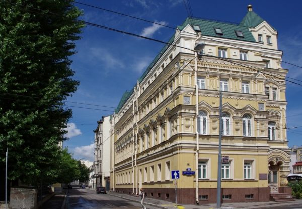 A ház Ostozhenkán található, amelyben Andrei Malakhov lakása található