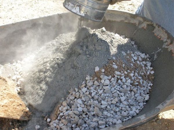 Összetétel vízelvezető betonhoz - zúzott kő, cement és víz