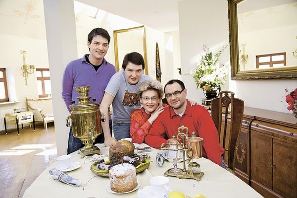 Elena Malysheva med sin familj i sin lägenhet