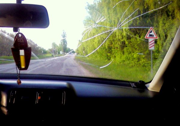 Att köra en bil med en spricka i glaset kan leda till böter