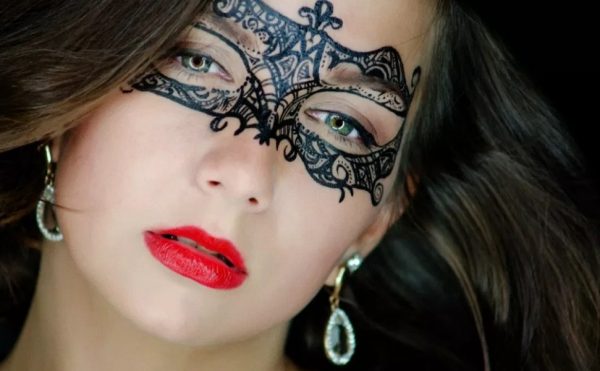 Mascara-baseret makeup til delikate, delikate design