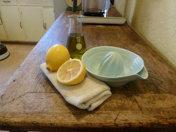 Hacer esmaltes de limón y aceite vegetal.
