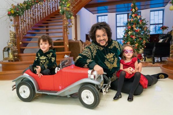 Kirkorov with children in his mansion