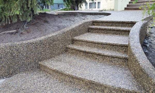 Odsłonięte schody betonowe
