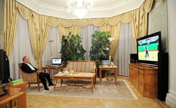 Президент гледа телевизия