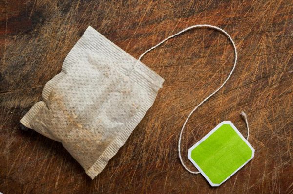 Zadrapania można usunąć na drewnianej powierzchni za pomocą torebki z herbatą.