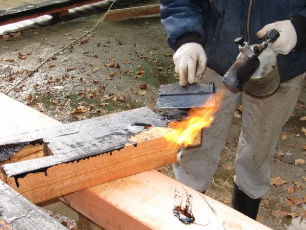 Prelucrarea lemnului cu mastic bituminos fierbinte