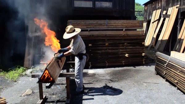 Processament de la fusta japonesa per foc