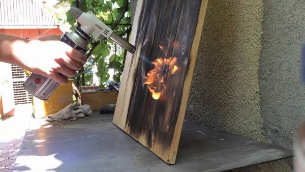Brænde træ med en gasbrænder