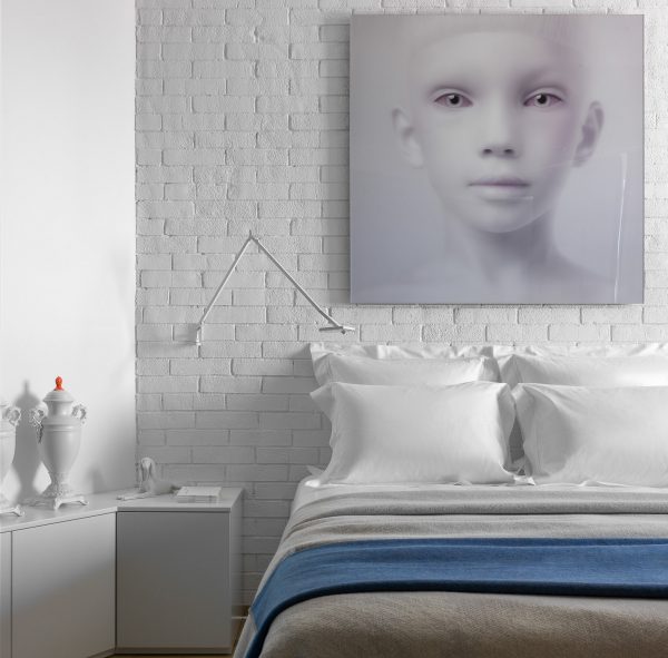 Viena siena guļamistabā ir stilizēta kā ķieģeļu mūris