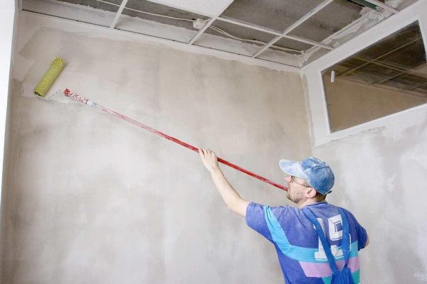Innan du applicerar mosaikfärg är det nödvändigt att grunda väggarna.