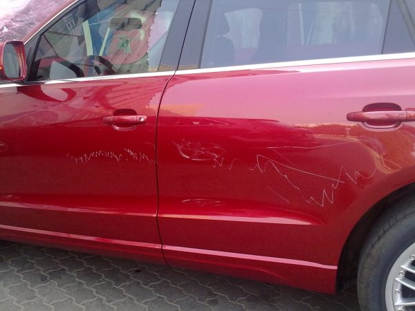 Повреда от боя върху каросерията на автомобила