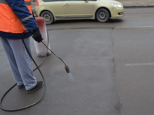 L’escalfament de l’asfalt abans de marcar