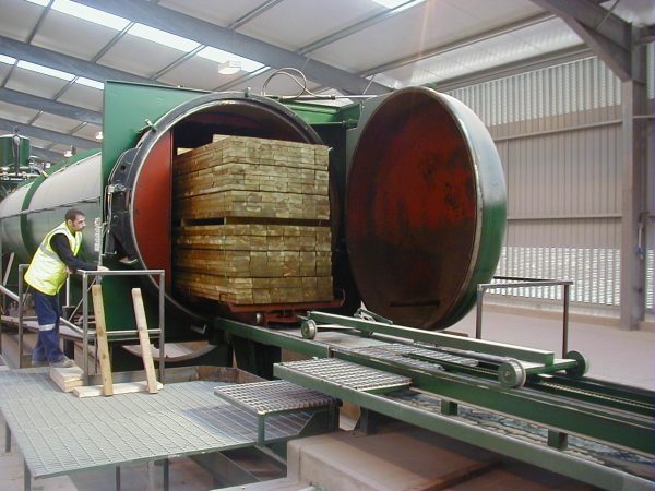 Imprægnering af tømmer i et vakuumkammer