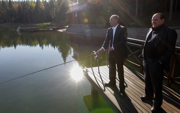 Putin und Berluscona in einer Residenz auf Valdai
