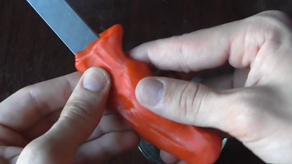 Handvat voor een zelfgemaakt mes gemaakt van polymorf materiaal