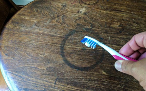 Šlifavimo šukutės ant baldų su dantų pasta