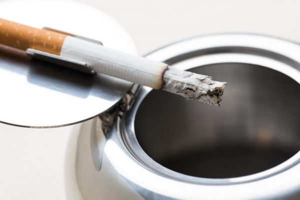 A cigarettahamu felhasználható karcolásra a szürke bútorokon.