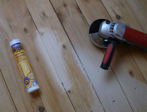 Eszközök az illesztések tömítésére egy fa padlón