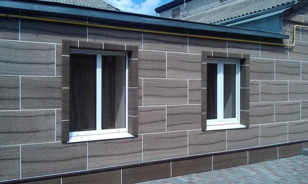 Foran termiske paneler med en indretning under en natursten