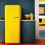Keltainen jääkaappi keittiössä