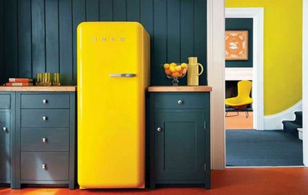 Mutfakta sarı buzdolabı