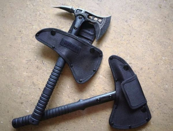 Melns tomahawk izgatavots no augstas kvalitātes nerūsējošā tērauda