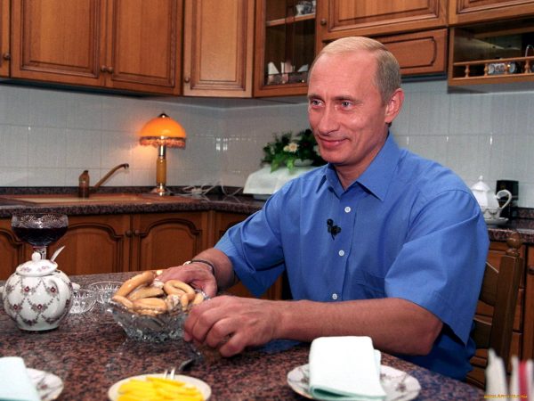 Vladimir Poetin in zijn appartement in St. Petersburg