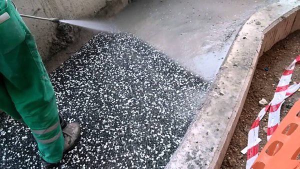 Spolar betong med en vattenstråle
