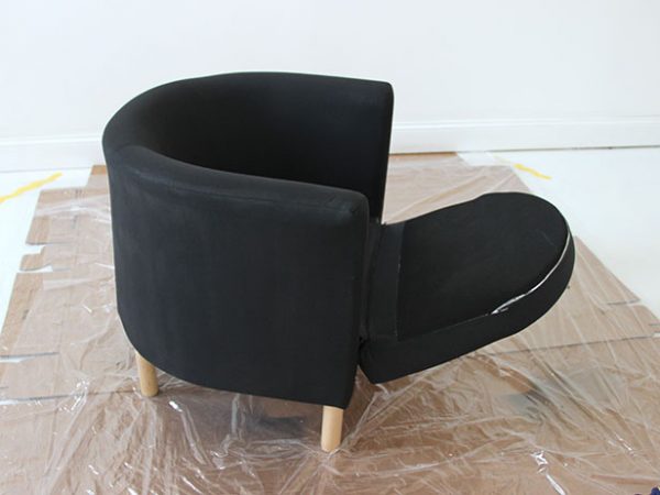 เช็ดเก้าอี้ให้แห้งหลังจากทาสี