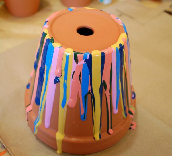 Paint the edges of the pot in a circle
