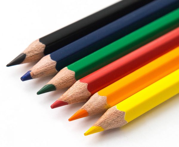 Du kan male små ridser med farvede blyanter.