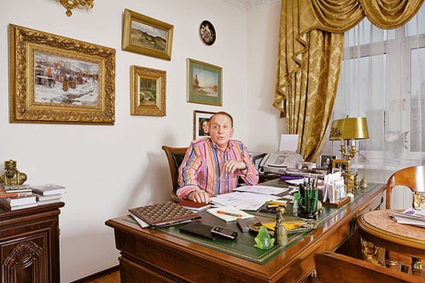 Alexander Maslyakov toimistossaan asunnossa