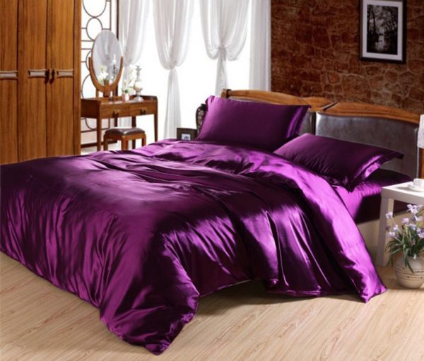Satin-sengetøj i soveværelset