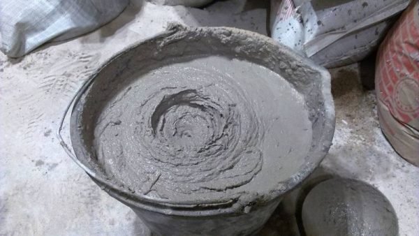 Förberedelse av cementkalkmortel i en hink