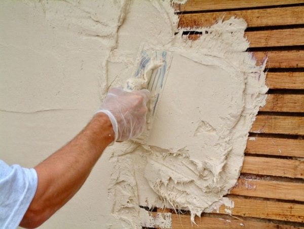 Application of gypsum plaster on a wooden wall
