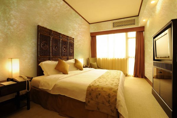 Silkkikoristeellinen seinäpeite makuuhuoneessa