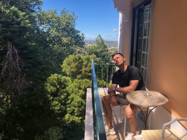 Stas Pieha på balkonen i sin lejlighed i Moskva