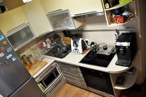 מכשירים יקרים נראים מגוחכים במטבח צפוף