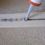Sigillatura di giunti in massetto di cemento