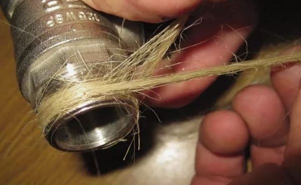 Vlas wikkelen op schroefdraadverbindingen