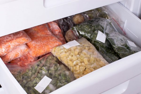 Almacenamiento de vegetales congelados en el refrigerador.