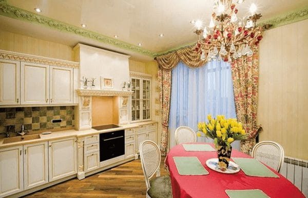 Кухињски ентеријер у петособном апартману Мартиросиан