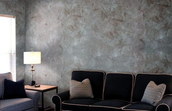 El uso de yeso decorativo de mármol en el diseño de la sala de estar.