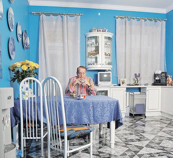 Kuhinja je uređena u plavoj i bijeloj boji.