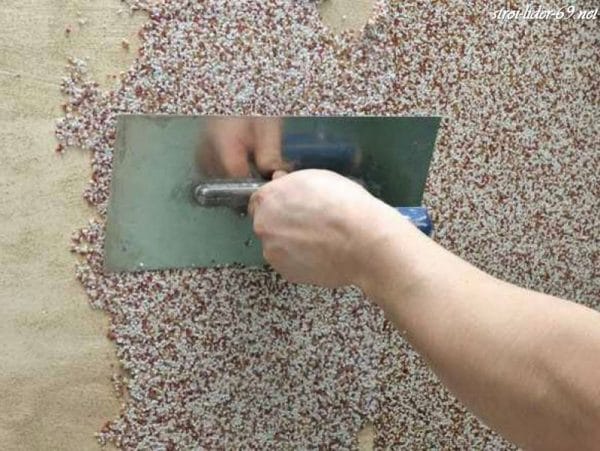 Ang teknolohiya ng paglalapat ng marmol na plaster - manu-manong pamamaraan